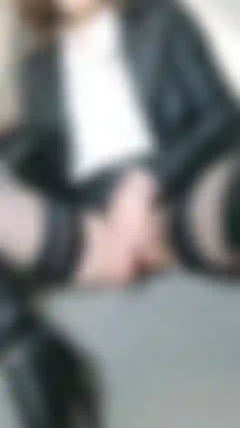 Botas hasta el muslo de cuero para chica rockera de fin de semana, camisa blanca, falda y chaqueta de cuero, juego de coño con piernas abiertas, digitación y consolador de vidrio en el hueco de la escalera.