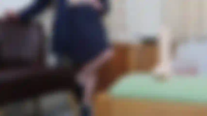 Footjob de nailon con zapatos planos brogue azules, aquí estoy para hacerte un trabajo de pies, desatar mis zapatos planos azules, quitarme los calcetines blancos para acariciar tu polla (consolador) con mis pies desnudos en medias. Me encanta jugar con tu polla. Mis pies joi con pies y voz a tu semen.