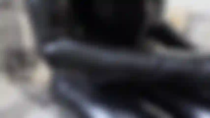 Un orgasmo en látex, largos guantes negros de látex y calzas, me desabrocho las calzas para jugar con mi coño. Me quito los guantes y toco mi gran clítoris hasta el orgasmo - la señora terminó contenta.