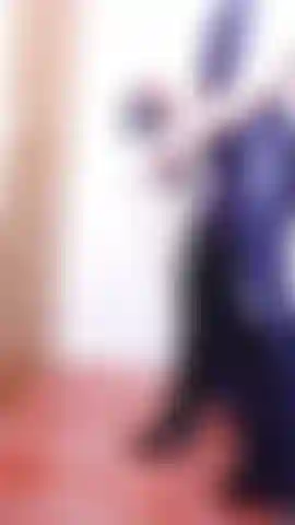 Fetiche de los vestidos de látex de ava, presumo mi nuevo vestido de látex, medias negras de látex, tacones de aguja y me pongo unos guantes largos de látex negros. Presenta adoración de pies de látex, primer plano de pies vestidos de látex. Primeros planos de guantes de látex, escucho mi vestido, guantes, sonidos de látex (asmr).