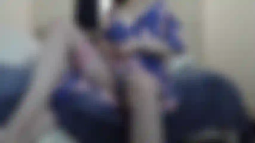 Compláceme. Juego de roles. Has sido traviesa. Visto medias blancas con lencería. Obtengo placer con mi gran clítoris y mi dildo.