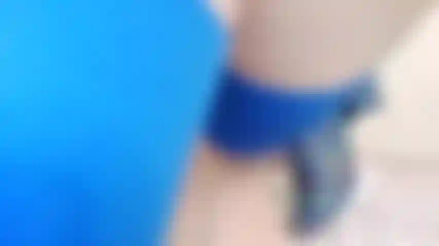 Medias con costuras azules piernas arriba en el aire, mostrando el culo, metiendo los dedos en el coño, dildo de cristal.