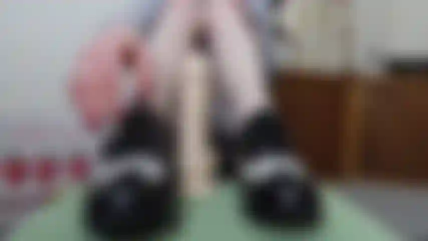 Trabajo de pies preppy con minifalda, me quito los zapatos planos con cordones, las uñas de los pies rojas visibles a través de mis medias color crema, le hago un trabajo de pies con un consolador.