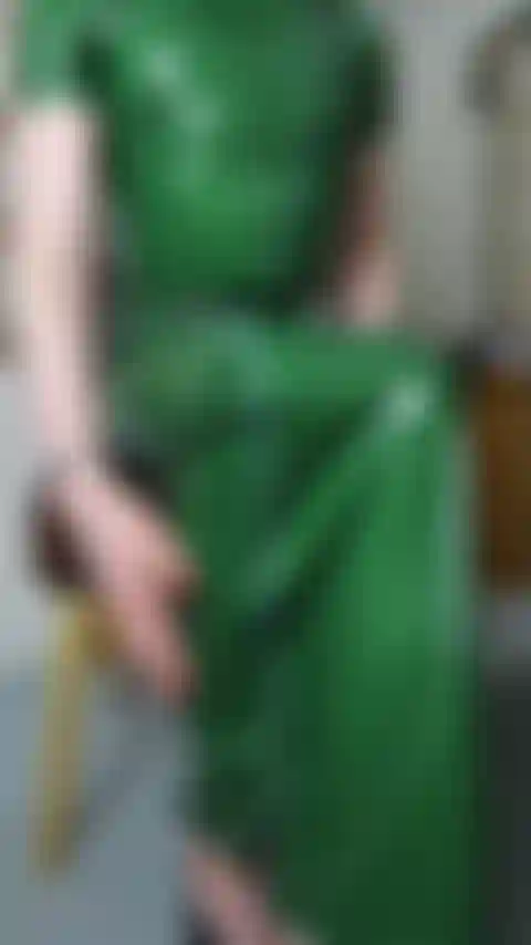 El vestido de látex verde de diciembre se desabrocha para jugar con el coño y montar un consolador en diferentes posiciones.