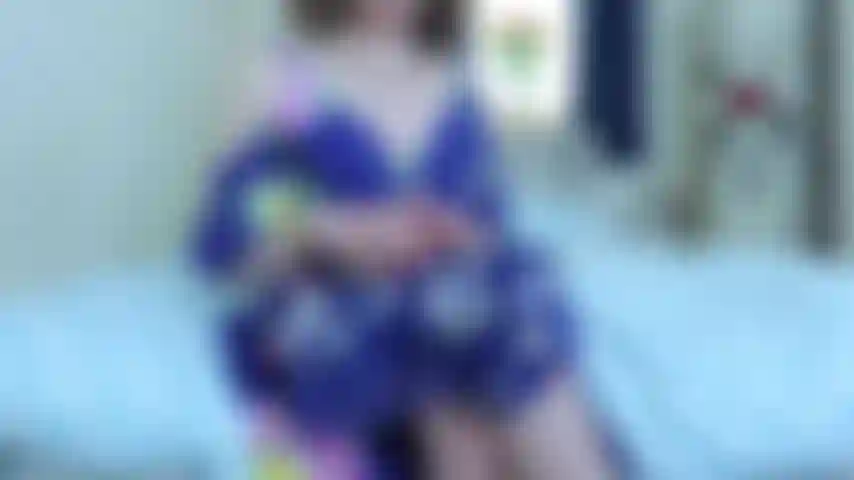 Inquilina de bragas gastadas de seda rp joi, al encontrar mis bragas de seda limpias en tu habitación te doy bragas gastadas para que te masturbes. Sigue mis manos y mi acento británico mientras uso bragas de seda gastadas para masturbarte (consolador marrón) y sacarte el semen de la cuenta regresiva; ven a mí cuando lo necesites nuevamente.