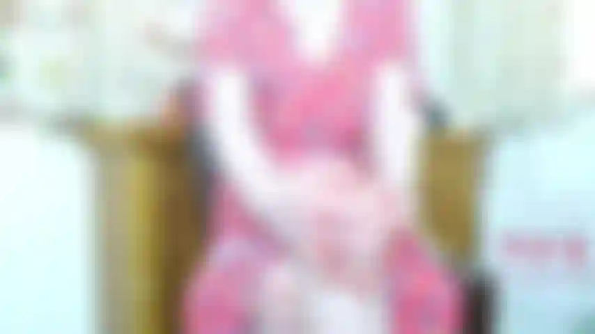 Summer lovin mr sp sph joi: oferta de bebida fría en un día caluroso a la que no podrás resistirte. Con mi vestido cruzado de algodón de verano, te cuento en casa verdades sobre tu pene y tu falta de capacidad. Al vislumbrar mis medias, estás indefensa mientras conduzco tu joi hacia tu semen.