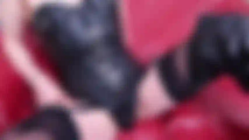 Corset con hebilla de cuero orgasmo. Corset de cuero, botas hasta el muslo, medias negras y tirantes, me desabrocho tanga de cuero para tocar mi clítoris hasta el orgasmo.