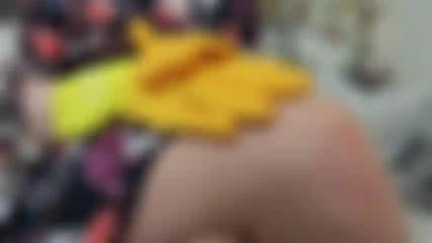 El orgasmo de marigold en mi vestido retro de los años 50 levanto la falda, me dedo las medias con costuras en contraste hasta el orgasmo usando guantes de lavado de caléndula - mira mi coño ponerse más rosado y húmedo hasta que llego al clímax. Termine mostrando a cámara los jugos de mi coño en los guantes.