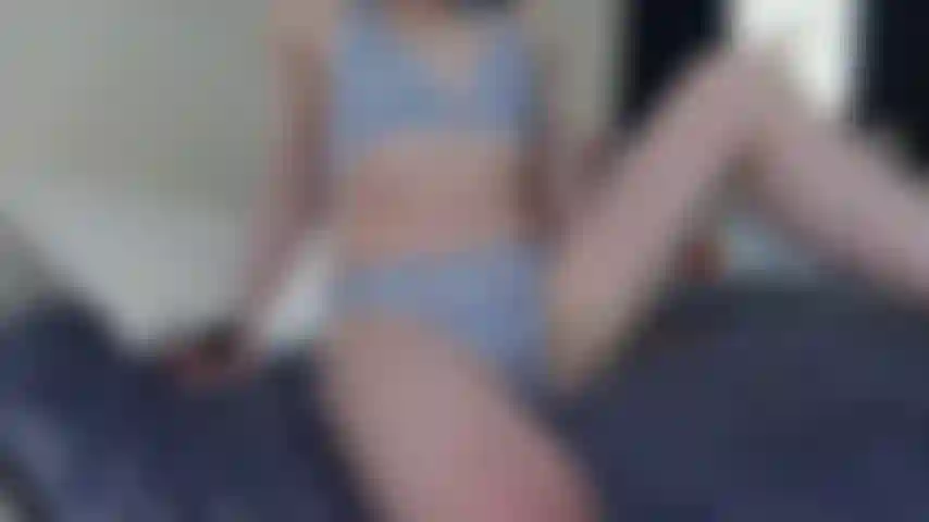 Bautizo mi bikini, desabrocho la parte superior para revelar mis senos pequeños, me inclino hacia atrás, muevo las partes inferiores hacia los lados para tocarme hasta el orgasmo y luego muestro a la cámara mi gran clítoris y mi coño mojado después del orgasmo.