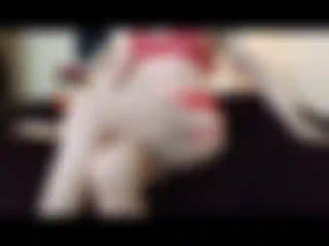 Pleasurestate usando dildo de vidrio negro.