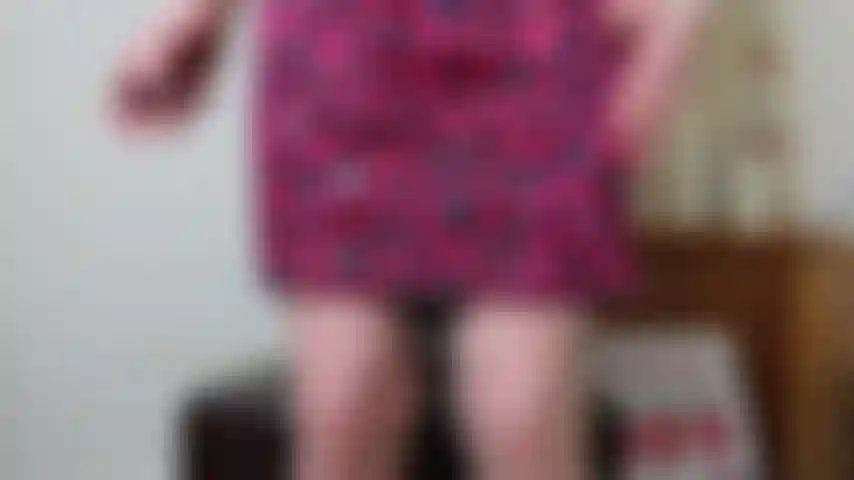 Nalgadas calientes y joi, demostración de nalgadas otk (cojín), cuchara de madera y bastón. Termina con joi usando gelatina rosa diido a tu semen. Vestido shift, medias nude.