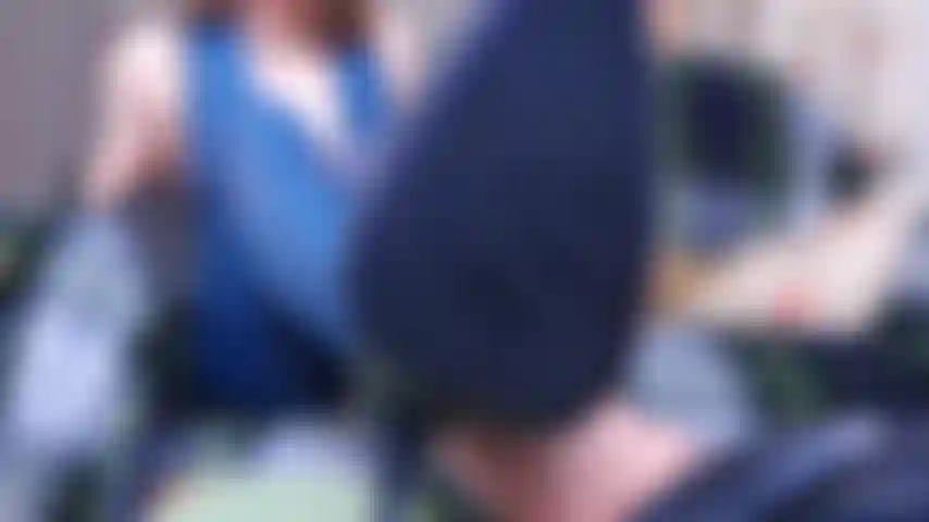 Relax, los pies se arrugan, sorpresa, me relajo con mis mallas de látex de color azul, con los pies en alto, me quito los zapatos para adorar los pies descalzos. Esto se convirtió en suelas arrugadas, juego de dedos de los pies con instrucciones joi en mis pies descalzos al final.