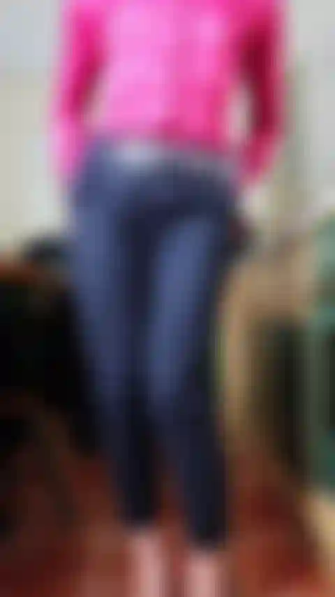 Rat en el juego de rol de la cocina, ruth se desnuda para agacharse para tomar la polla del manitas (consolador). Cerca de culo.