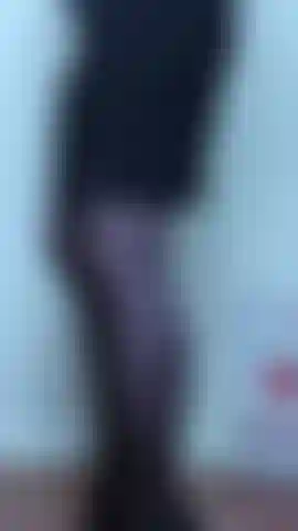 Adoración de culo para tu vista bdsm de rodillas (del tobillo a la cintura): la señora ruth te habla con su acento británico mientras se quita el vestido negro para mostrar su culo con medias y tanga negras, adora su culo lo suficiente como para revelar la correa negra que quiere. Para usar en tu culo.