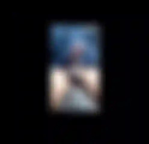 De pie en la cama viendo porno hasta que me corro fuerte encima de ti.