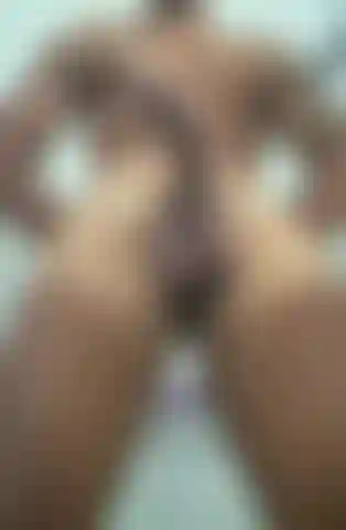 Chico bronceado masturbándose en secreto 🤤.