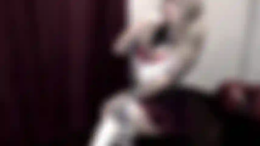 La chica skewl tiene un secreto... Una polla enorme debajo de su falda.