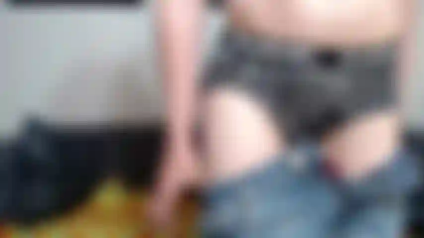 Acariciando mi polla femenina y tocando mi estrecho agujero.