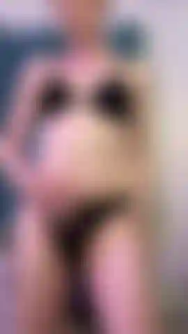 Sacándome la tanga para correrme mientras mis tetas se mueven - primer plano.