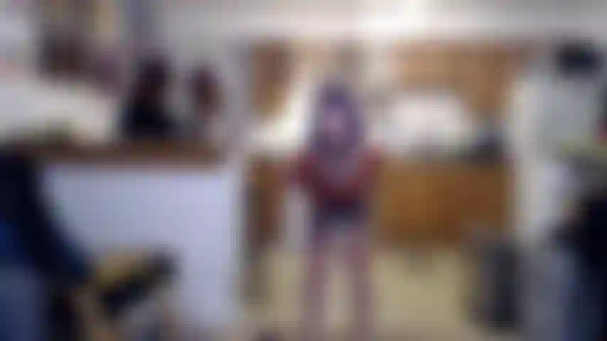 Me quito mi sexy top corto.