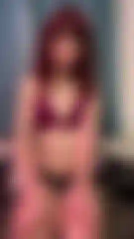 Chica punk transgénero que muestra sus pies.