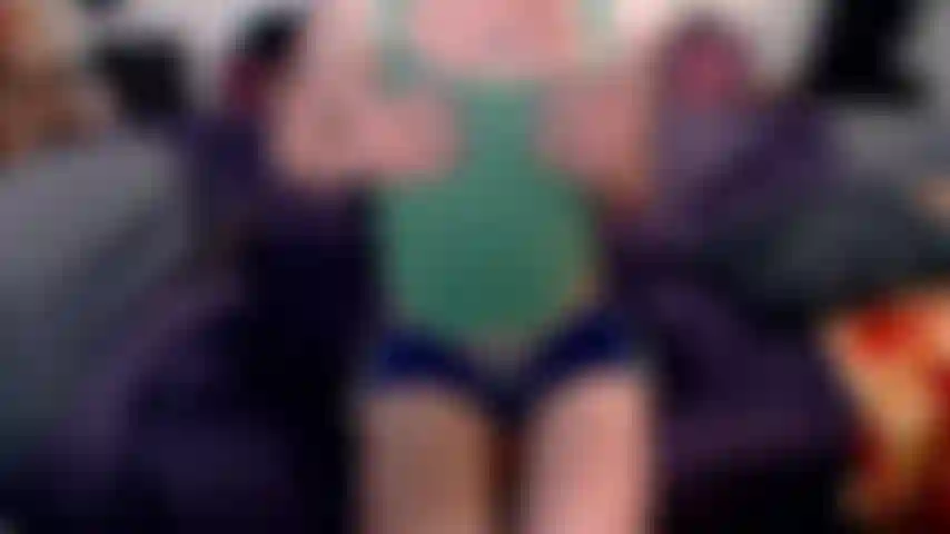 Acariciándome y metiéndome los dedos después de que mi polla de chica se sale de mis shorts cortos.