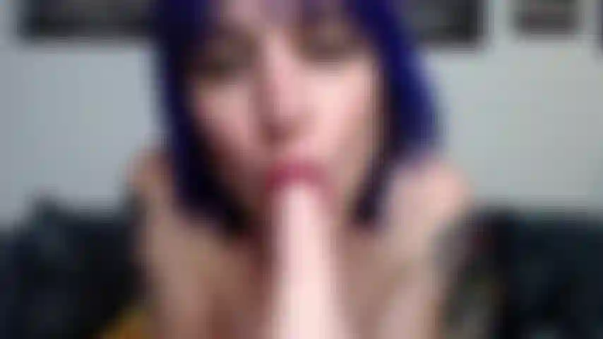 Mamada con consolador provocativa.