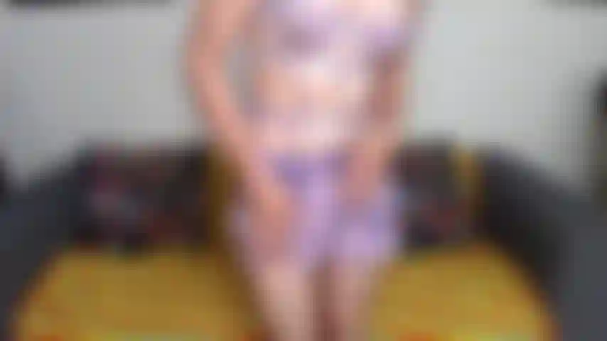 Striptease en lenceria morada.