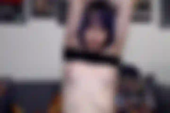 Follándome el culo apretado con un consolador realista.