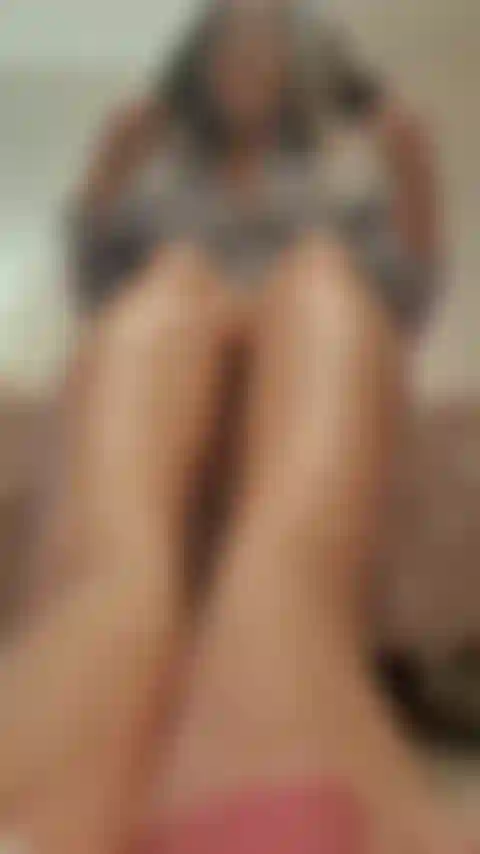 ¿Quieres ver mis pies sexys? Mi nueva pedicura caliente? Lo sé.