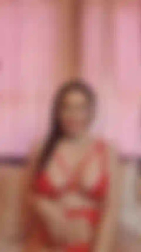 Mostrando mi cuerpo curvilíneo caliente en mi nueva lencería roja sexy, te encantará.