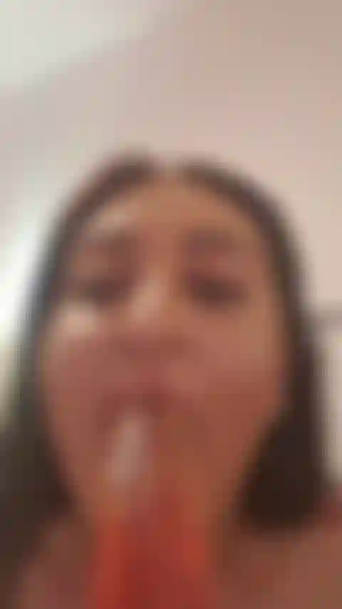 Mírame, te reto... Te encantará mi mamada pov y montarte.