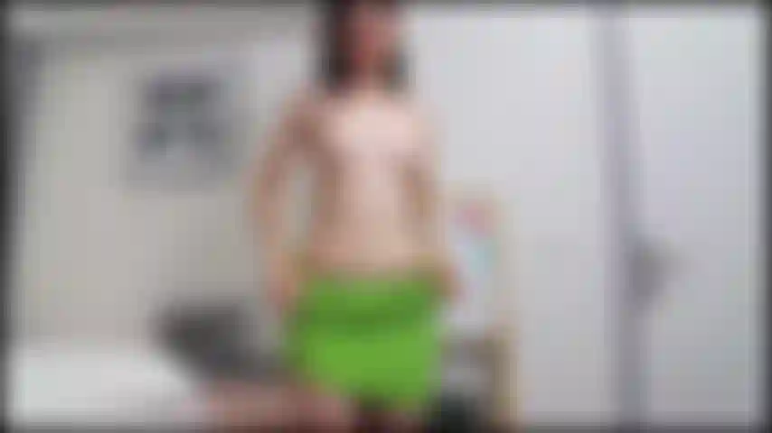 Una pequeña elfa que se corre para ti // espectáculo de oro grabado.