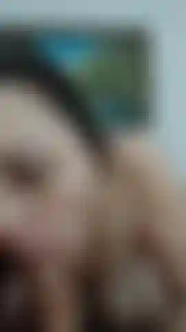 Mamada descuidada con contacto visual.