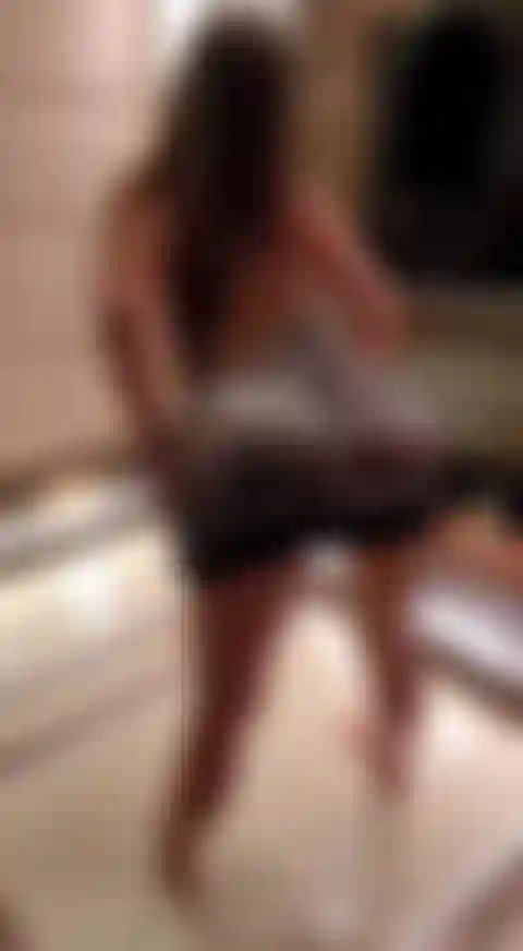 Haciendo twerk con mi gran y jugoso culo para ti ;).