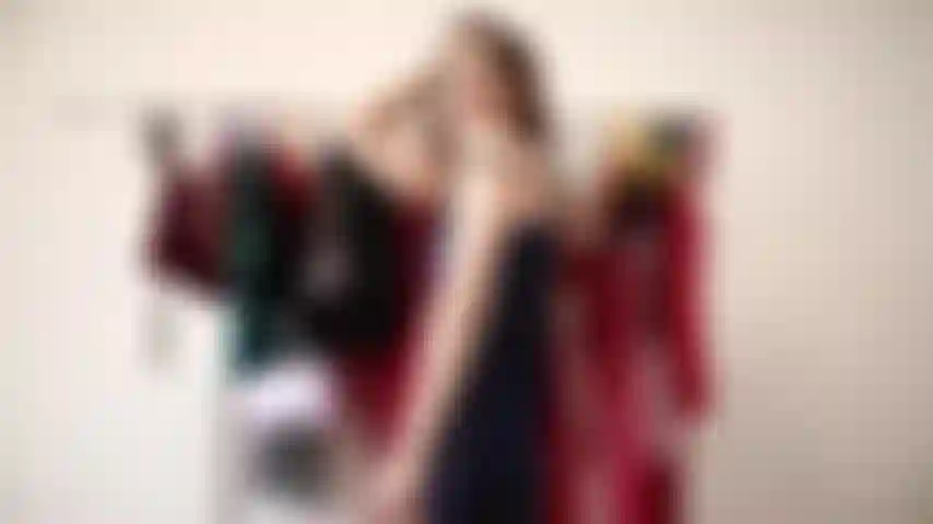 Bailo y me burlo sexy sola en mi armario!