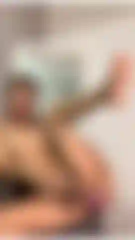 Penetrando mi culo con un consolador mientras me masturbo.