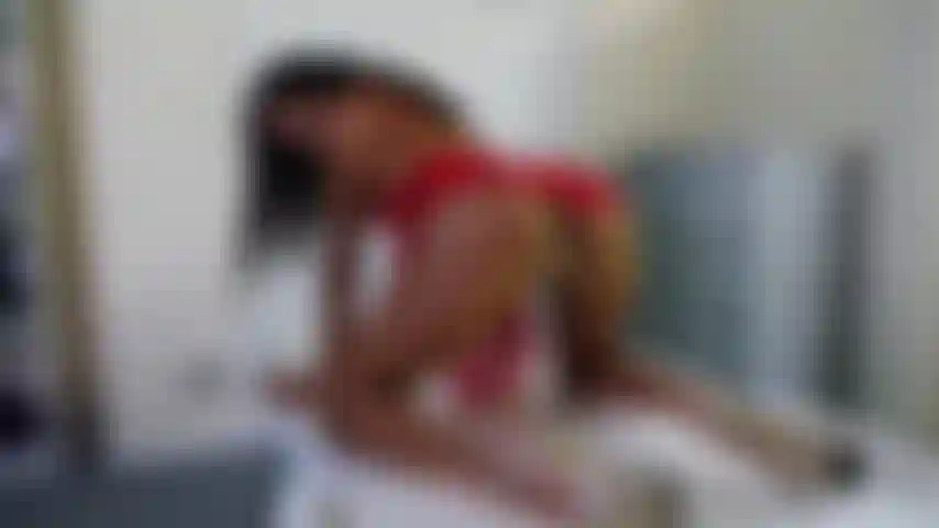 Pussy juega en la oficina con mis tacones.