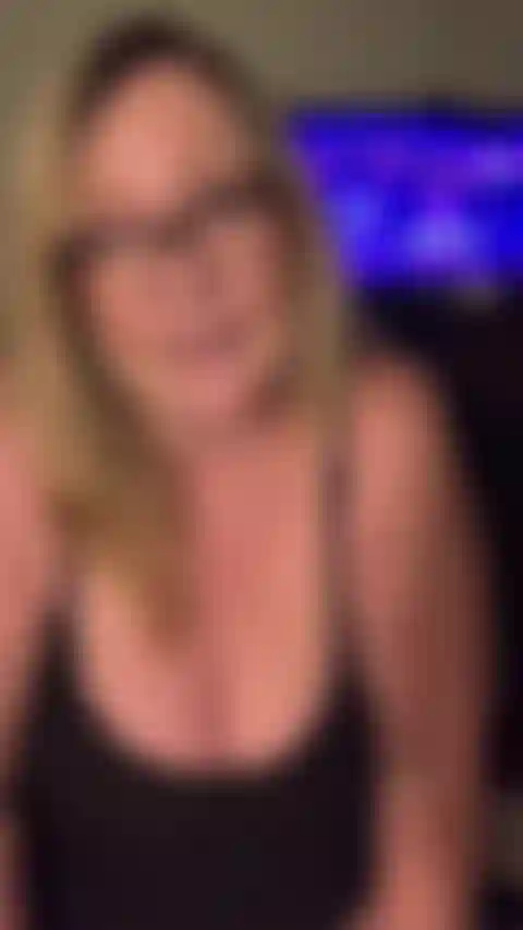 Sentada en una silla esperando que llegues a casa.