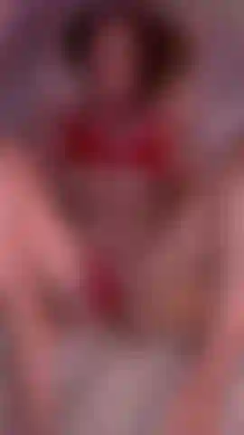 Haciendo que mi coño apretado, húmedo y rosado chorree.