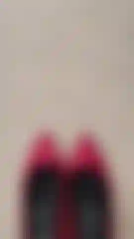 Tacones rojos sexys y pies.