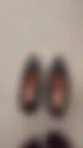 Tacones y pies negros.