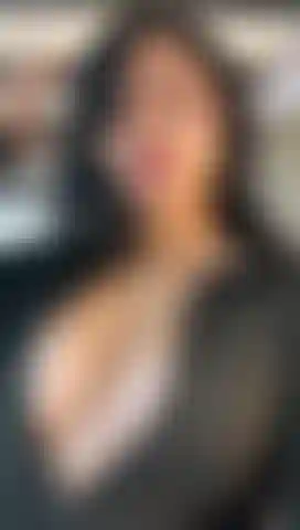 ¿Sabes qué me excita? Tu voz susurra cosas que nadie más debería oír.