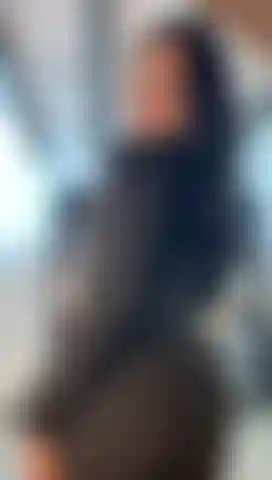 Por supuesto que te muestro mi gran culo cerca de la cámara.