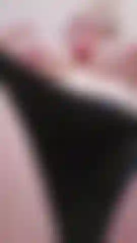 Amantes de coños rosados bienvenidos 💋 aceitar mis pezones rosa bebé me pone muy cachonda a veces 😩 si quieres ver una toma bien de cerca de mi coño mojado mientras juego con juguetes y me corro muy fuerte entonces te va a encantar esto.