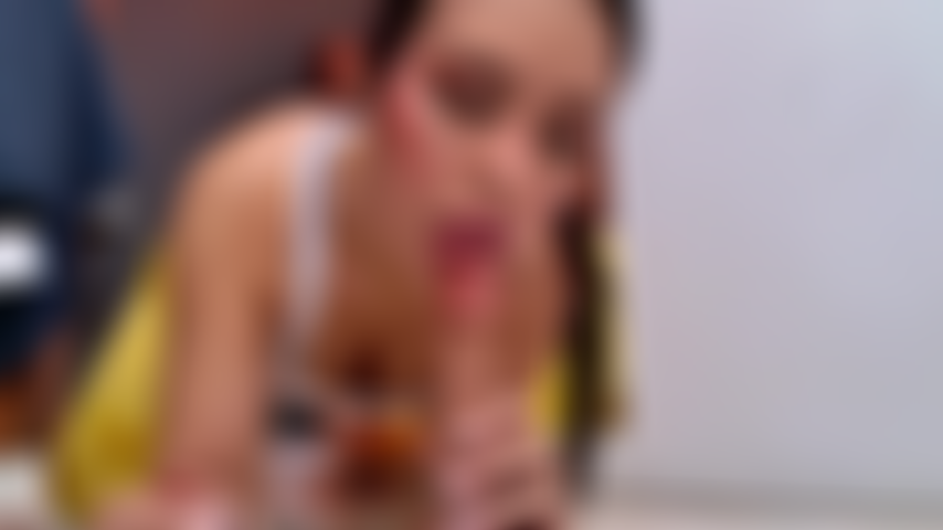 Practica de mamadas descuidadas, boca entrenada para complacer.