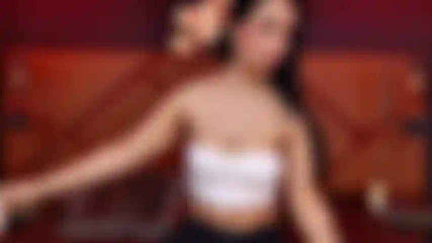 Cabalgando duro con mi sujetador todavía puesto, mis tetas rebotando con cada movimiento.