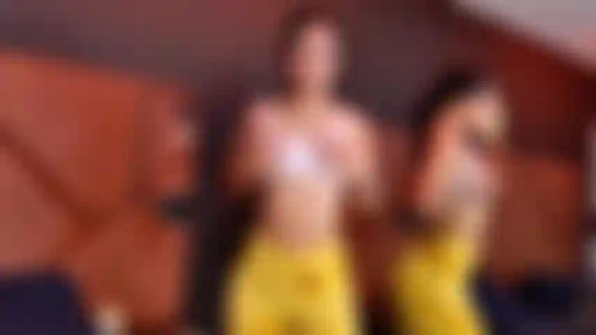 Leggings ajustados, coño al descubierto con cada movimiento.