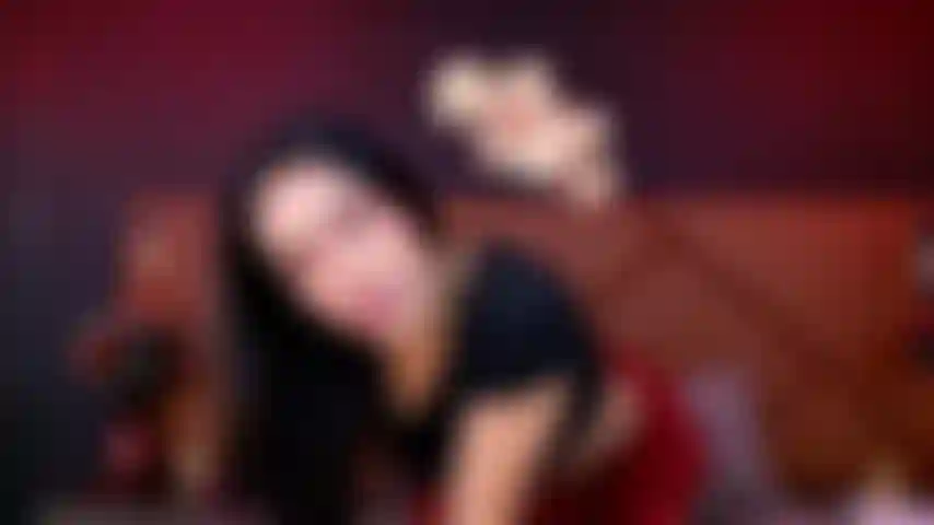 Dedos trabajando tu polla como si fuera mi juguete favorito.