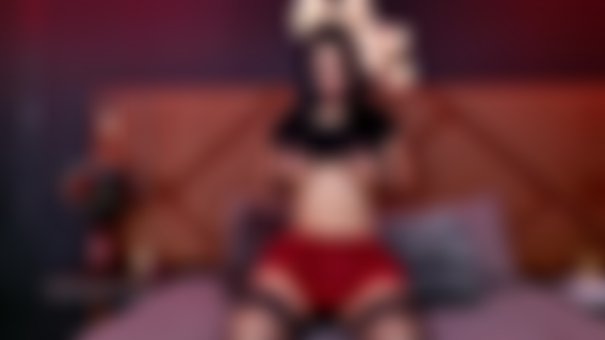 Minifalda, sin bragas, y cada azote me hace más mojada.